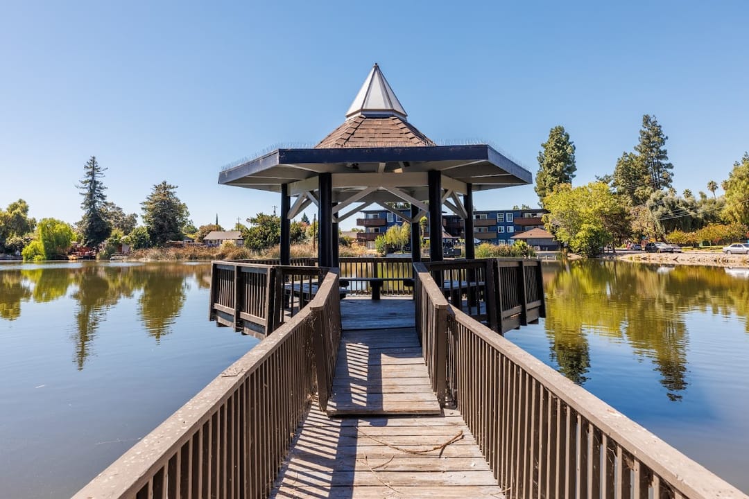 Photo of Lakeside Apartments