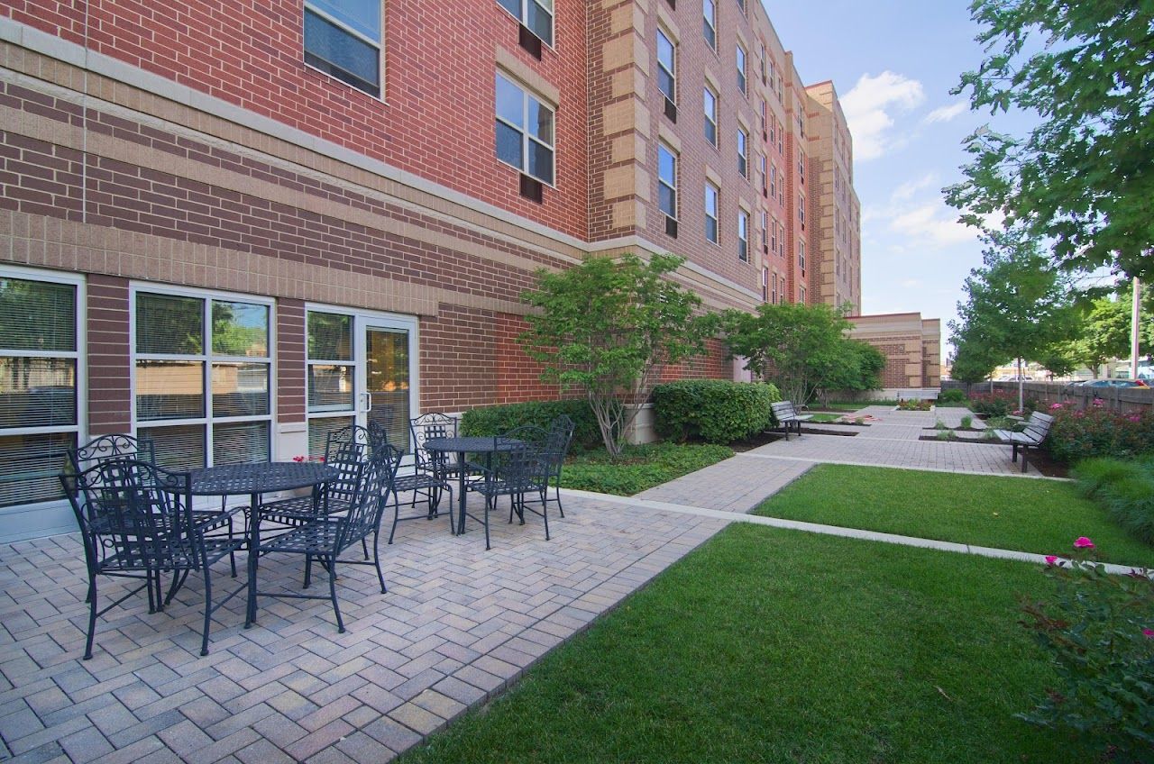 senior suites of kelvyn park