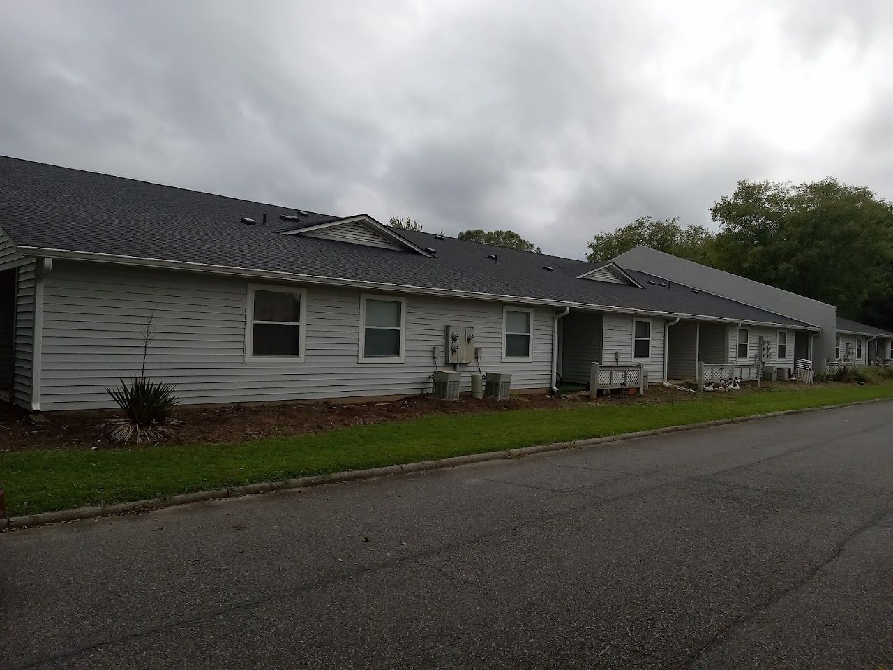 Photo of BRIARLEIGH COURT. Affordable housing located at 1338 N MAIN ST HILLSVILLE, VA 24343