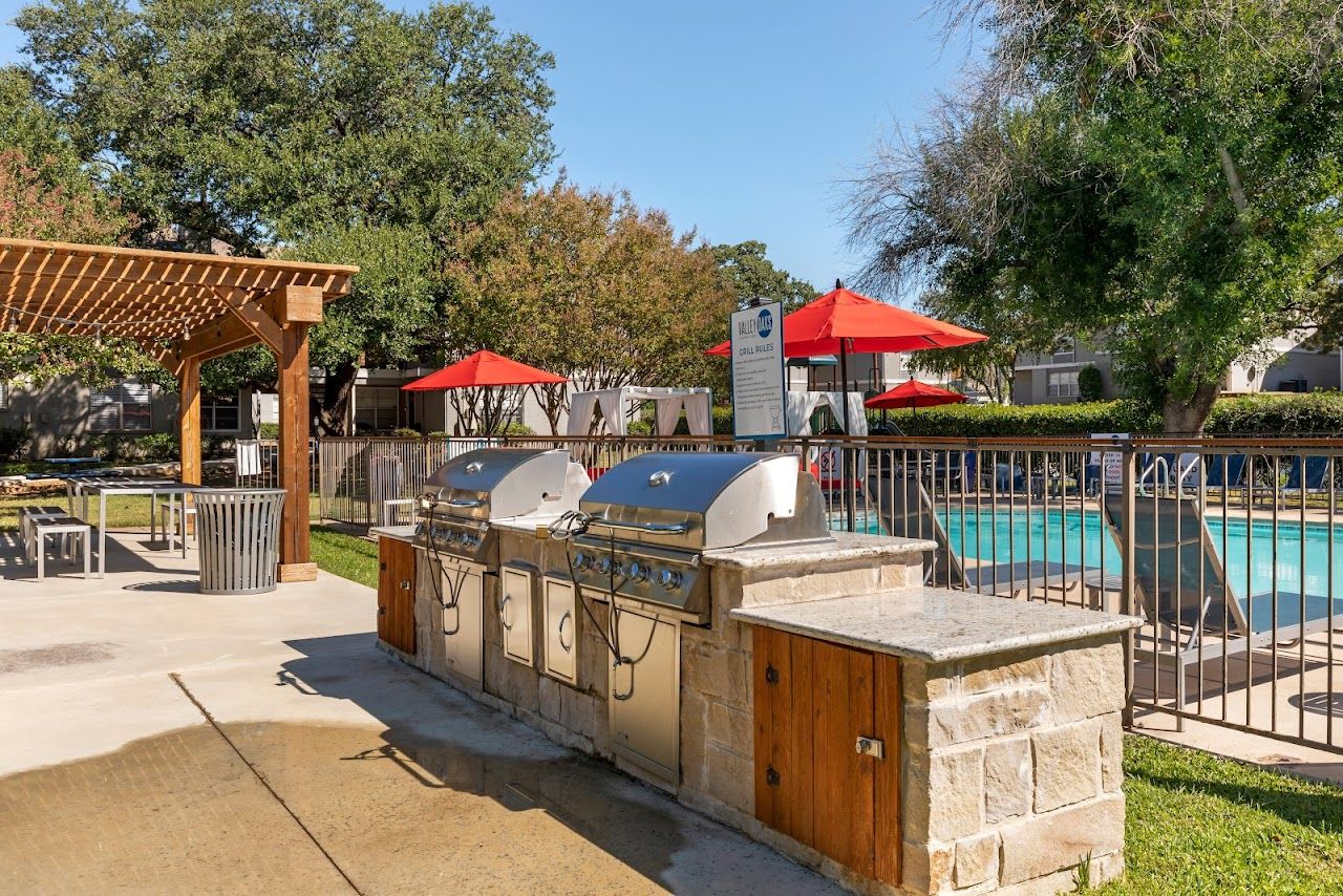 Photo of Valley Oaks Apartments. Affordable housing located at 101 E Pipeline Rd Hurst, TX 76053
