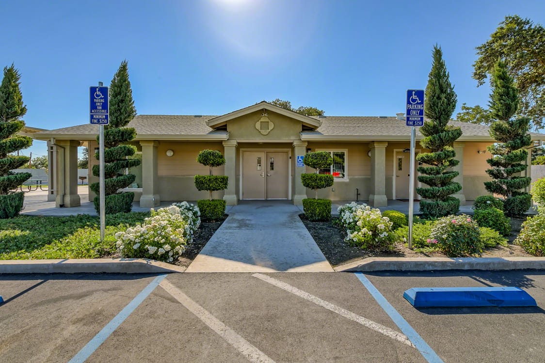 Photo of LOS BANOS APTS at 44 W I ST LOS BANOS, CA 93635