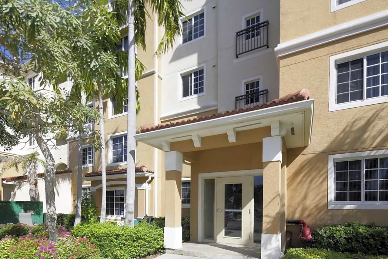 Photo of LAKESIDE COMMONS. Affordable housing located at 550 EXECUTIVE CTR DR WEST PALM BEACH, FL 33401