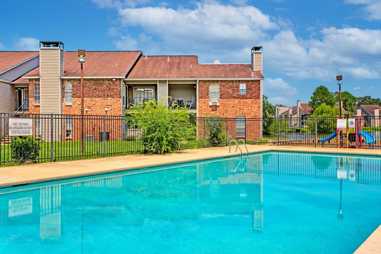 Photo of JEFFERSON LAKES I APARTMENTS at 12400 JEFFERSON HIGHWAY BATON ROUGE, LA 70816