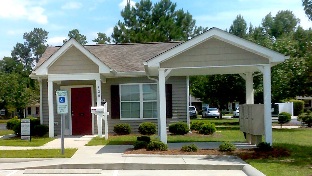 Photo of OAK ESTATES. Affordable housing located at 620 MCLEOD STREET ELIZABETHTOWN, NC 28337