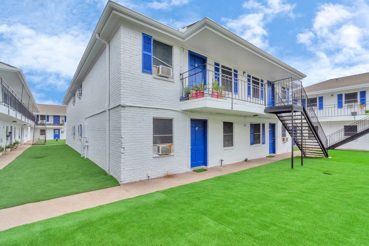 Photo of Lost Oaks. Affordable housing located at 810 Oak St Houston, TX 77018