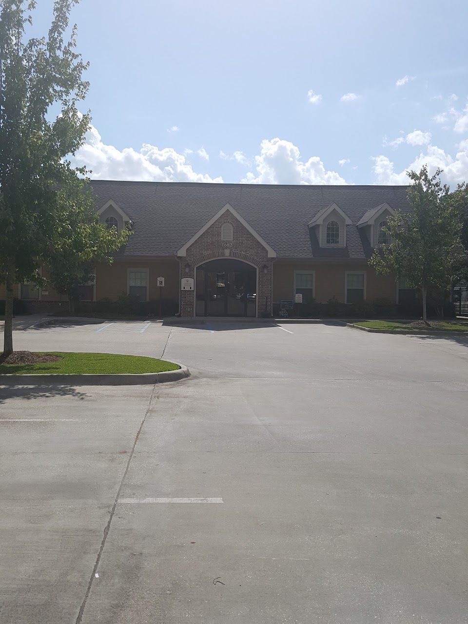 Photo of WOODCREST APARTMENTS at 1900 LOBDELL BLVD BATON ROUGE, LA 70806