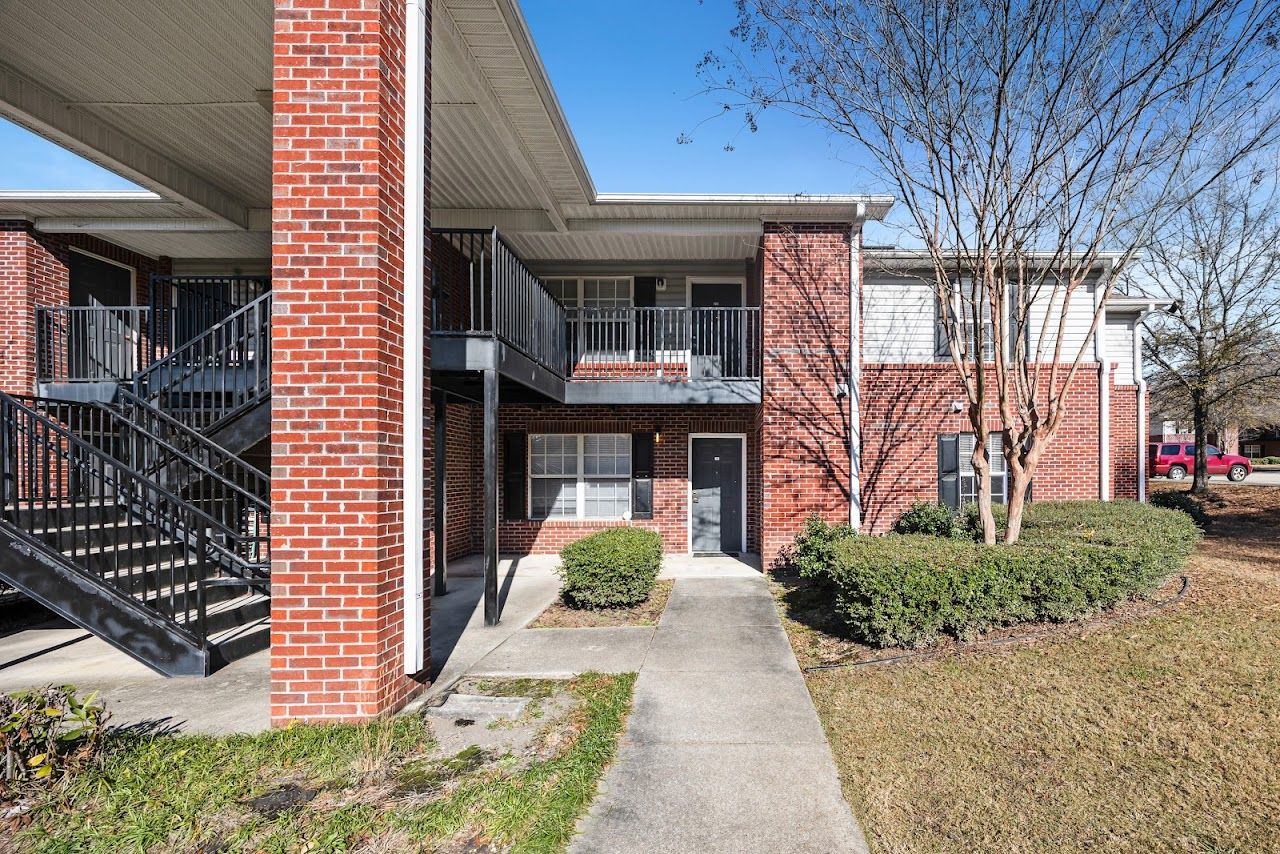 Photo of Livingston Oaks Apartments. Affordable housing located at 5401 Livingston Oaks Cir Birmingham, AL 35215