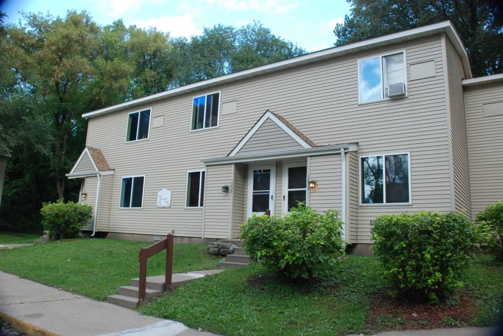 Photo of Etna Woods. Affordable housing located at 1216-1254 Clarence St Saint Paul, MN 55106
