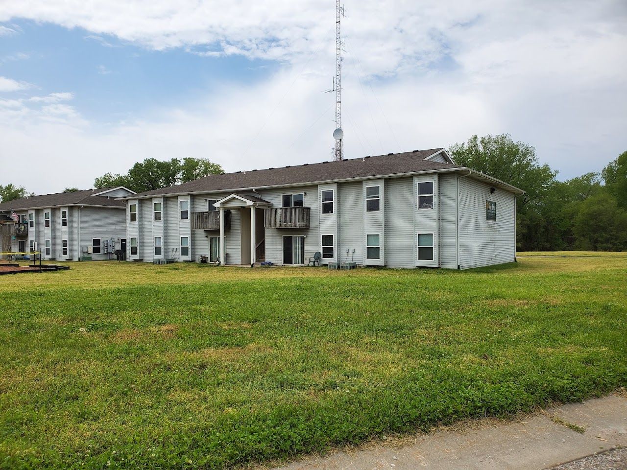 Photo of Sun River Apartments. Affordable housing located at 402 River Falls Rd Kansas City, KS 66111