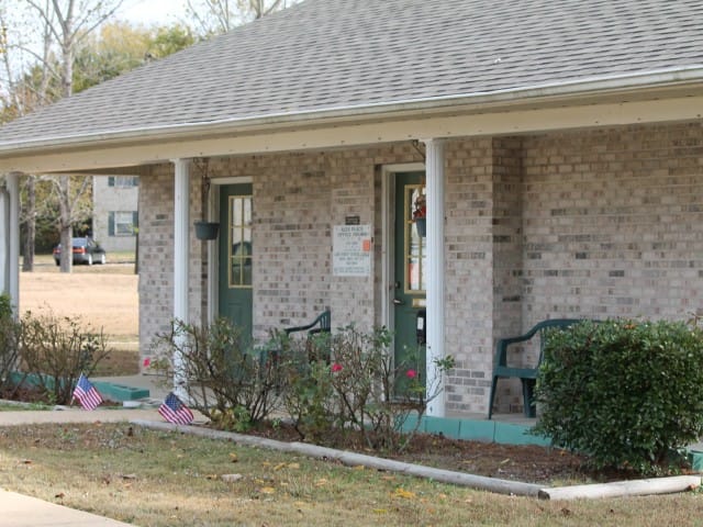 Photo of ALEX PLACE APTS. Affordable housing located at 100 ALEX PL LIVINGSTON, AL 35470