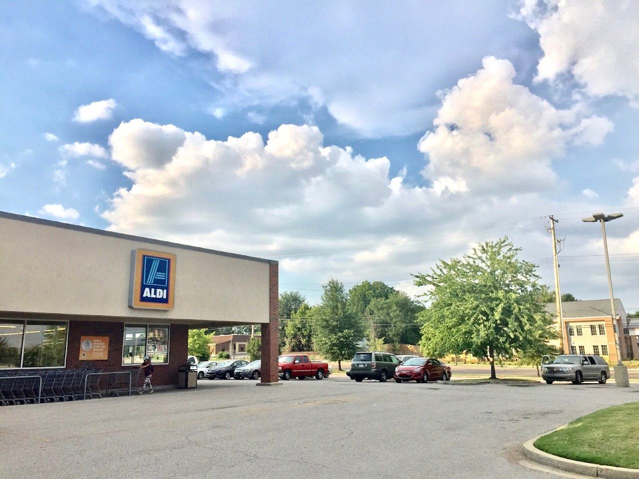 Photo of Lamar Cove Apartments at 1514 Lamar Cv Memphis, TN 38114