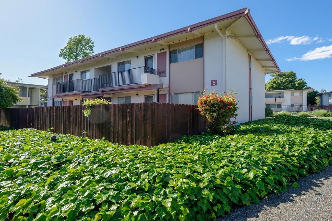 Photo of Holiday Gardens Apartments at 2 Panorama Dr Vallejo, CA 94589