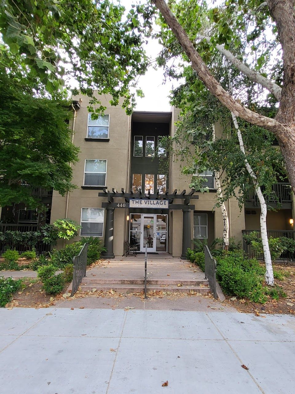 Photo of VILLAGE AT WILLOW GLEN. Affordable housing located at 440, 465 WILLOW GLEN WAY SAN JOSE, CA 95125