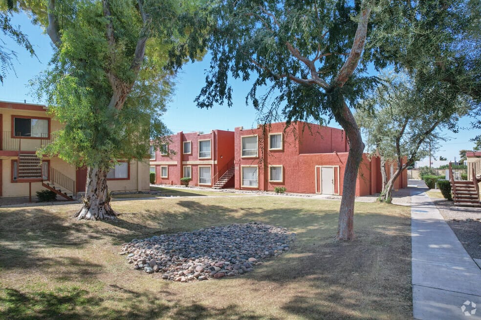 Photo of LOS TRES APTS - LA TERRAZA. Affordable housing located at 5333 E THOMAS RD PHOENIX, AZ 85018