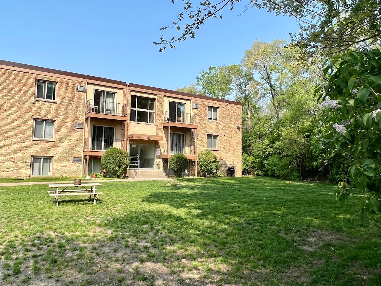 Photo of Cobblestone Court. Affordable housing located at 2585-2613 Conway Ave E Maplewood, MN 55119