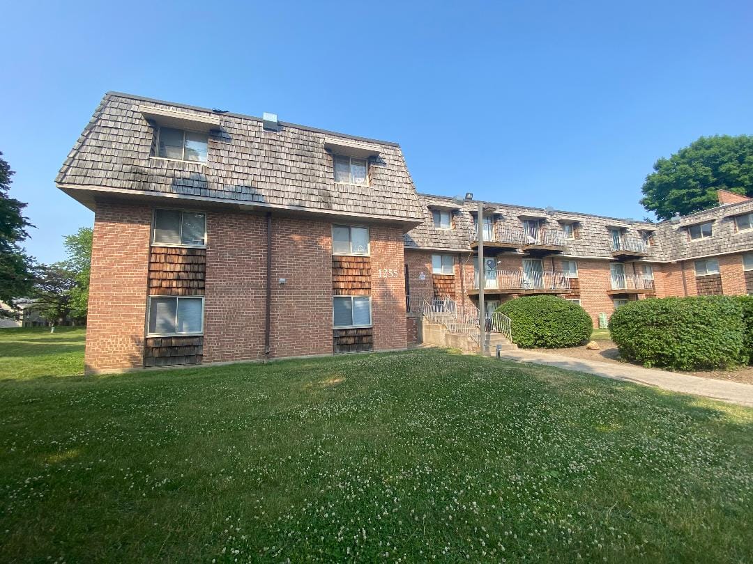 Photo of BUENA VISTA APTS (ABINGDON) at 1285 FLEETWOOD DR ELGIN, IL 60123