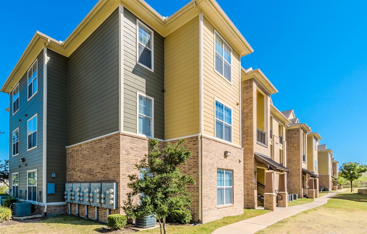 Photo of Vinewood Apartments at 1411 N Cockrell Hill Rd Dallas, TX 75211