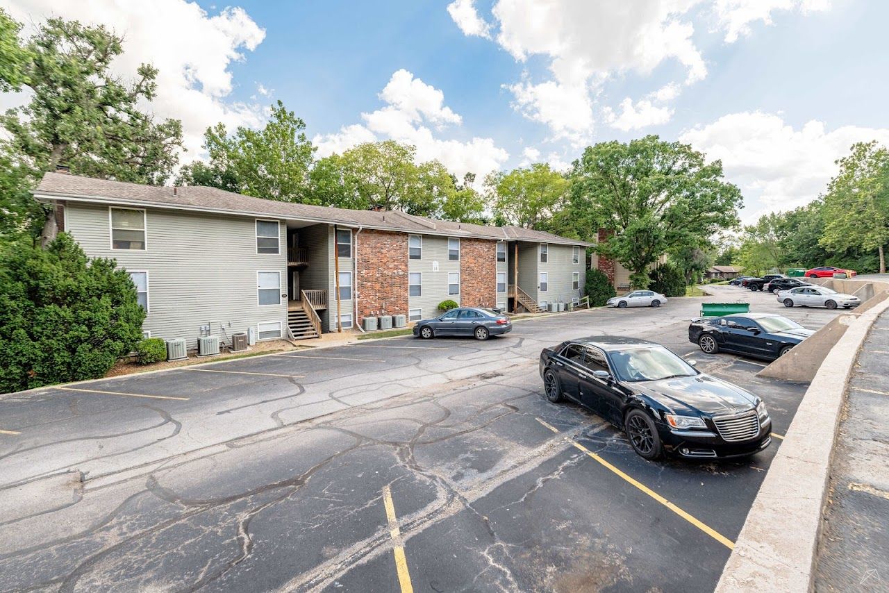 Photo of Yaletown at 1305 E Armour Blvd Kansas City, MO 64109