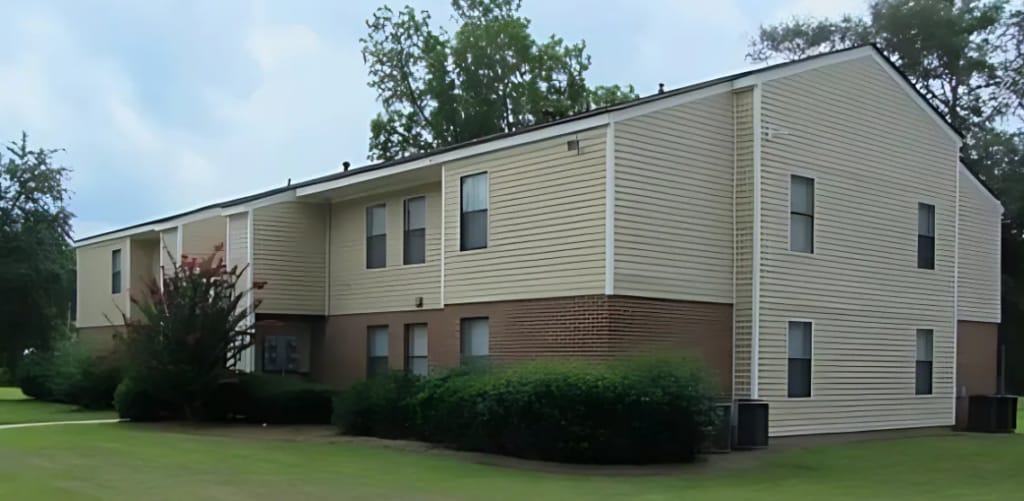 Photo of Georgian Woods Apartments. Affordable housing located at 120 McNeil Dr Douglas, GA 31533