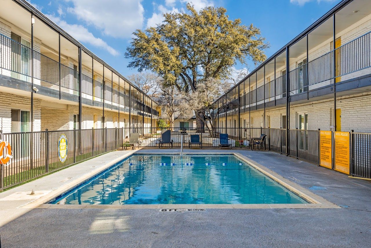 Photo of Hart House Apartments at 1239 Hartsdale Dr Dallas, TX 75211