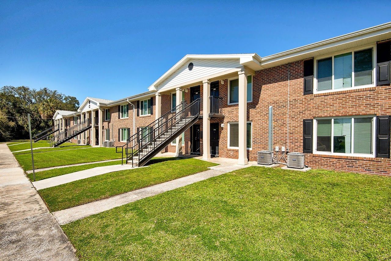 Photo of Cedar Park Apartments at 377 NW Bascom Norris Dr Lake City, FL 32055
