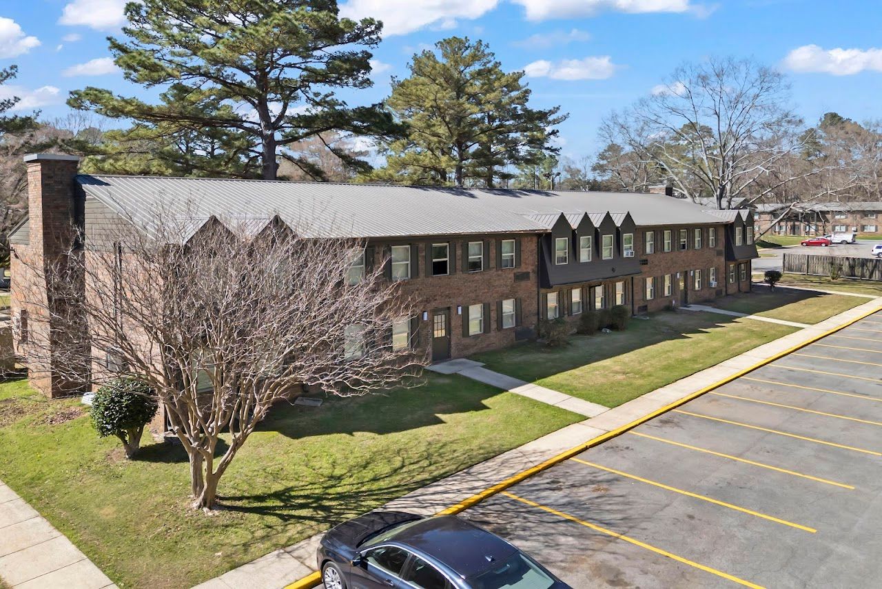 Photo of Pineview Pointe Apartments. Affordable housing located at 1526 Charter East Cir Birmingham, AL 35215