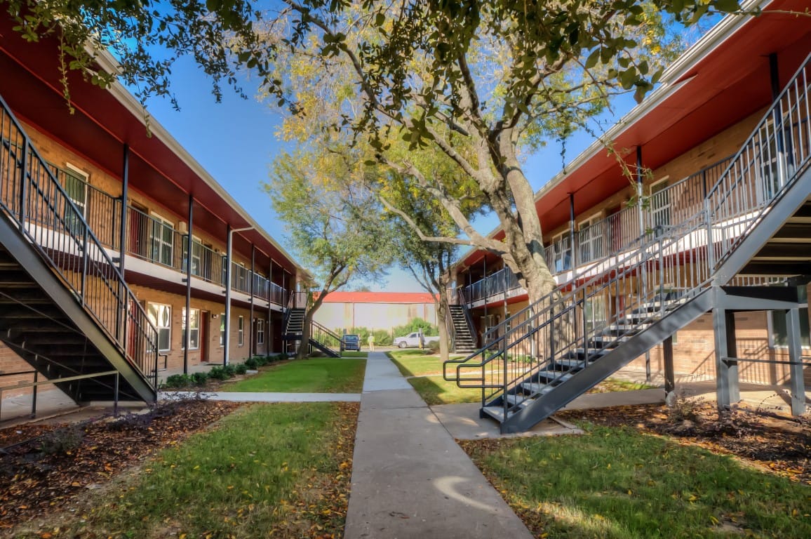 Photo of SILVER GLEN. Affordable housing located at 7601 CURRY RD HOUSTON, TX 77093