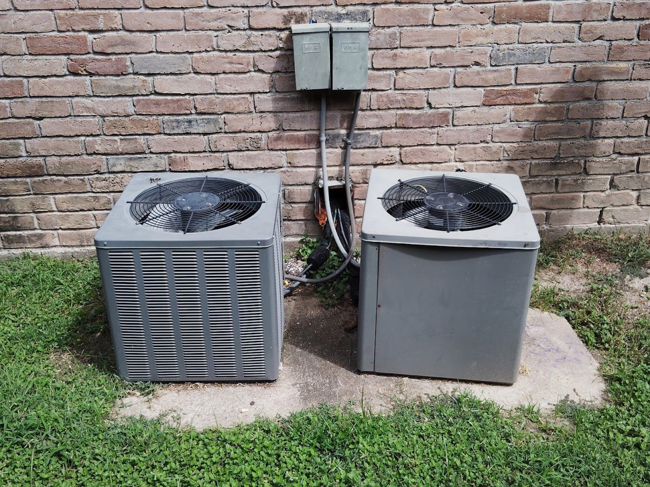 Photo of Villa Nueva Apartments at 5300 W Gulf Bank Rd Houston, TX 77088