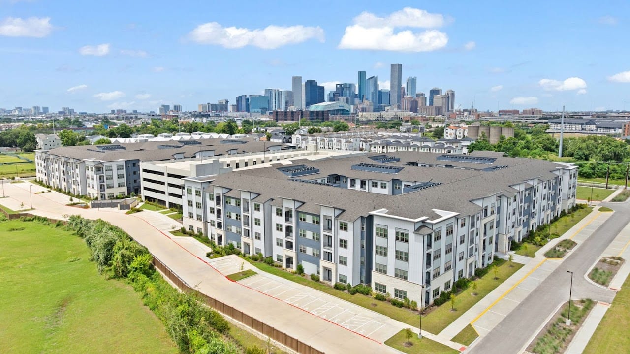 Photo of The Pointe at Bayou Bend at 800 Middle St Houston, TX 77003