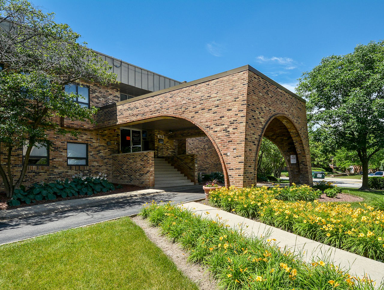 Photo of OAKS OF WILLOW HILL. Affordable housing located at 8711 S 87TH TER JUSTICE, IL 60458