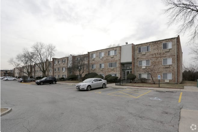 Photo of COLLEGE PARK APTS at 902 W COLLEGE BLVD ADDISON, IL 60101