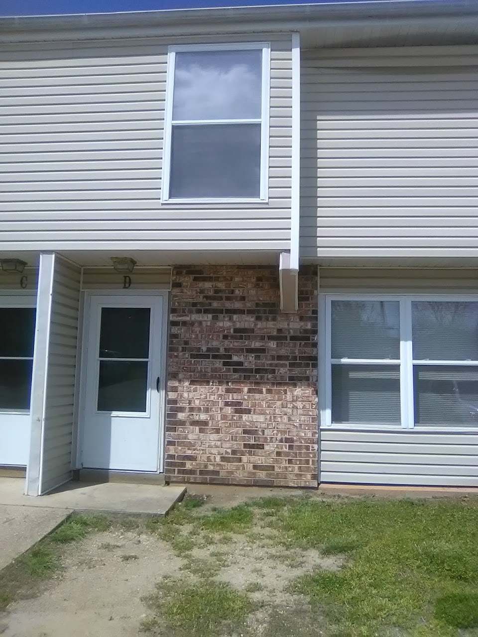 Photo of MONROE ESTATES. Affordable housing located at 411 KNIGHT ST LEBANON, MO 65536