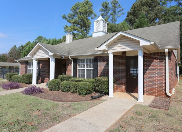 Photo of EAGLE POINTE APTS. Affordable housing located at 140 ROYAL DR MADISON, AL 35758
