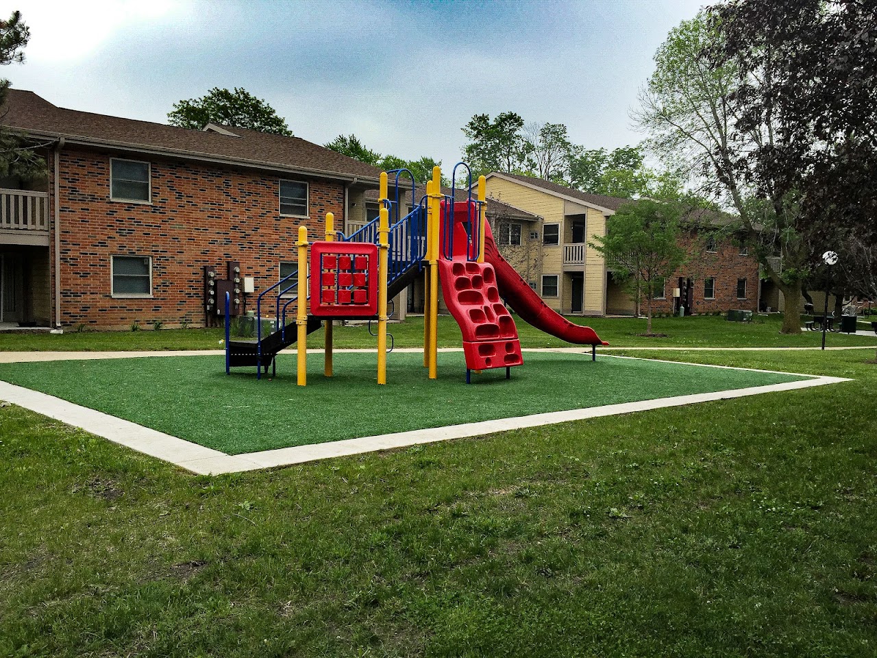 Photo of LAKEWOOD VILLAGE. Affordable housing located at  GRAYSLAKE ISLAND LAKE, IL 