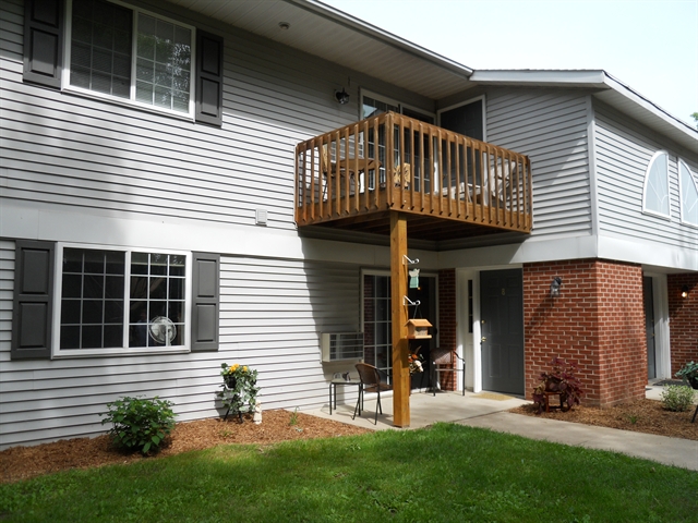 Photo of RIVER WOOD APTS (MAUSTON). Affordable housing located at 516 MCEVOY ST MAUSTON, WI 53948