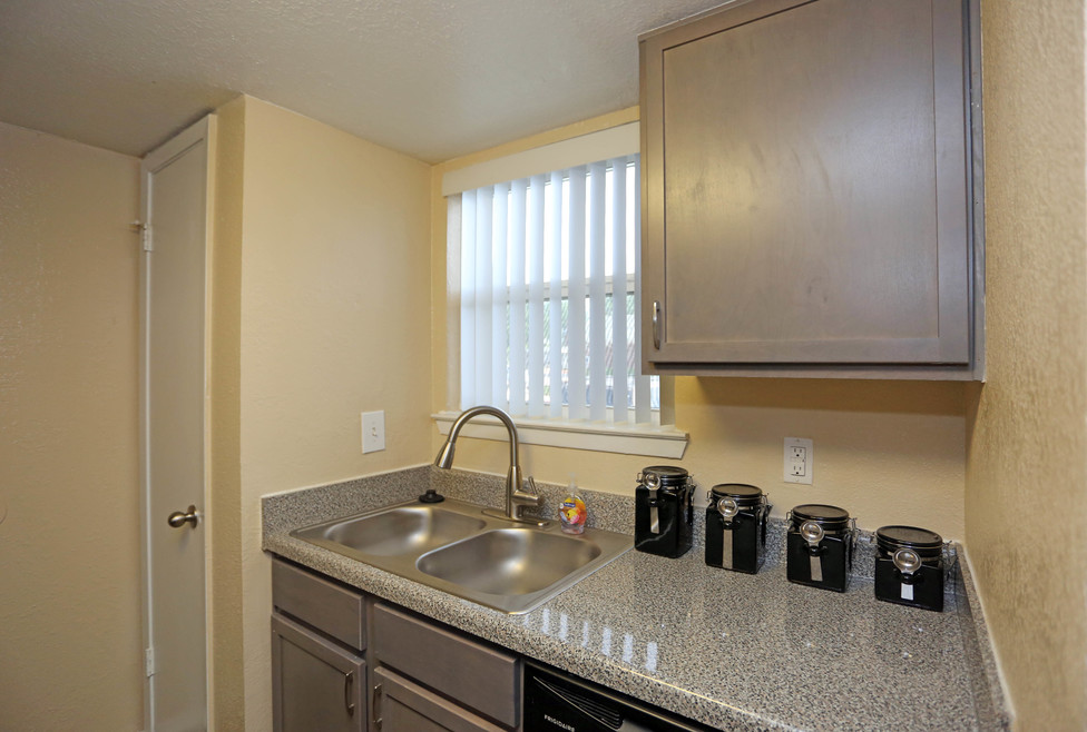 Photo of WILLIAMSBURG APARTMENTS at 2421 S CARRIER PKWY GRAND PRAIRIE, TX 75051