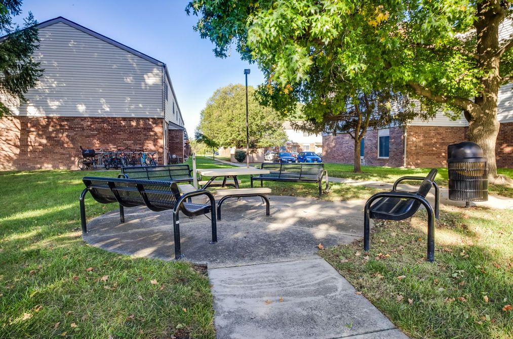 Photo of TOWN & COUNTRY APTS. Affordable housing located at 2562 OARKVIEW DR GRANITE CITY, IL 