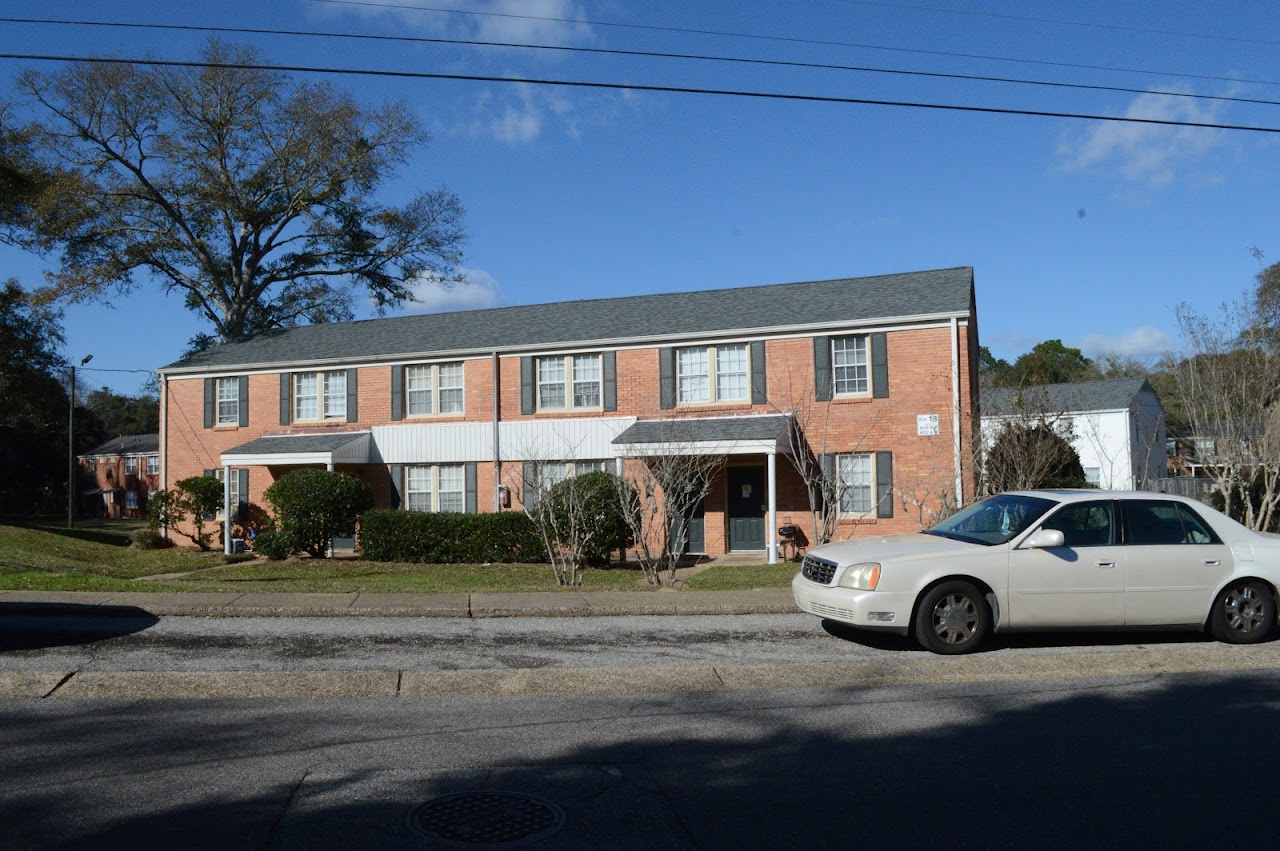 Photo of BERKSHIRE APTS at 4001 A SEABREEZE RD N MOBILE, AL 36644