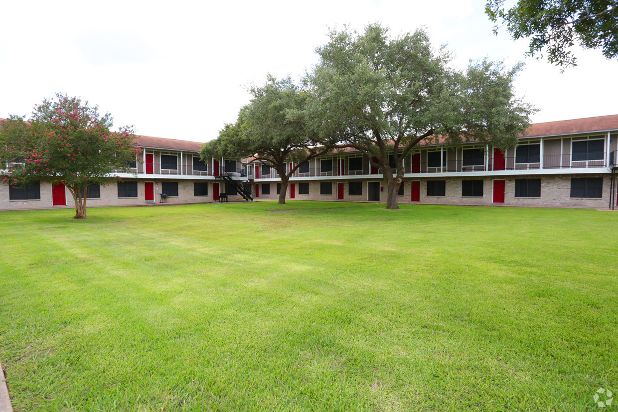 Photo of HERITAGE SQUARE APTS at 3500 BAKER DR DICKINSON, TX 77539