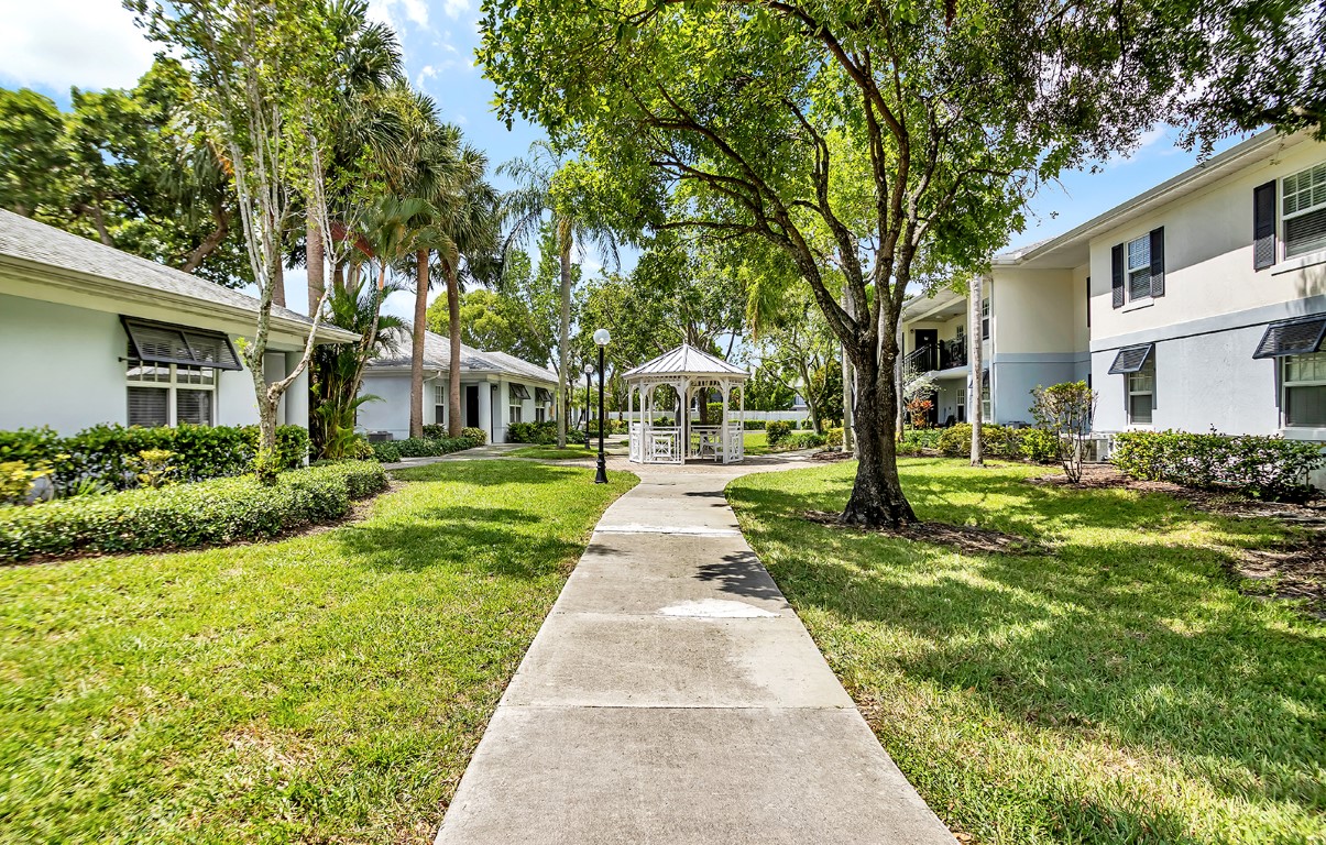 Photo of GROVES OF DELRAY. Affordable housing located at 1301 SW TENTH AVE DELRAY BEACH, FL 33444