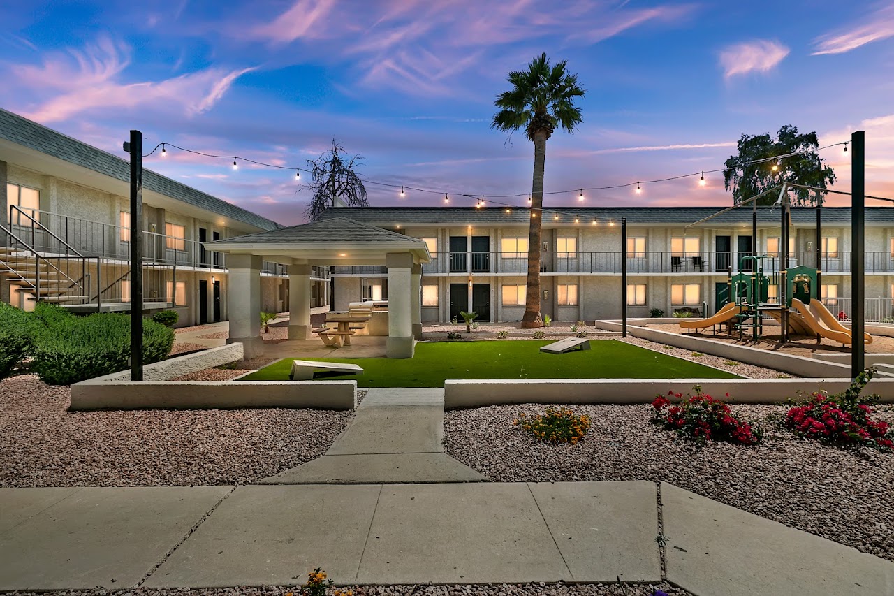 Photo of PALMS AT GLENDALE. Affordable housing located at 6112 N 67TH AVE GLENDALE, AZ 85301