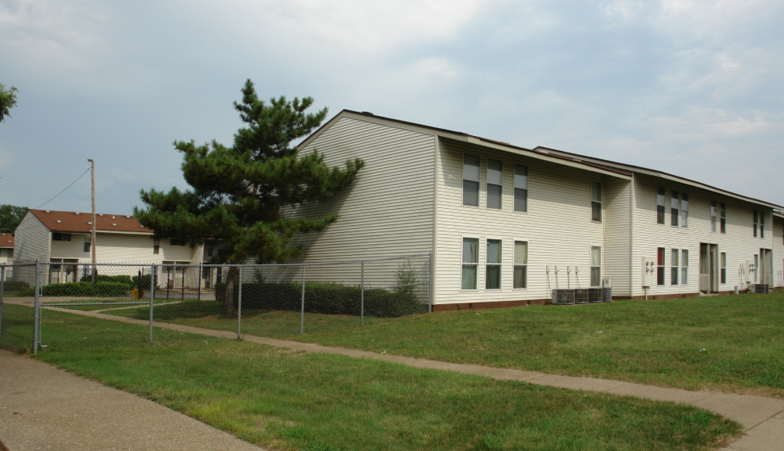 Photo of VILLAGE GREEN APTS. Affordable housing located at 725 W HURLBURT ST PEORIA, IL 61605