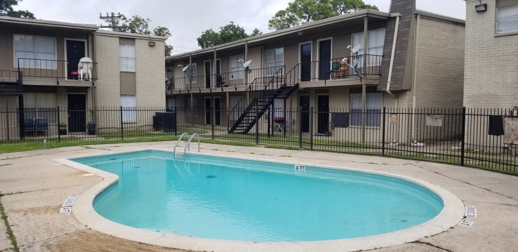 Photo of CREEKWOOD APTS. Affordable housing located at 11911 NW FWY HOUSTON, TX 77092