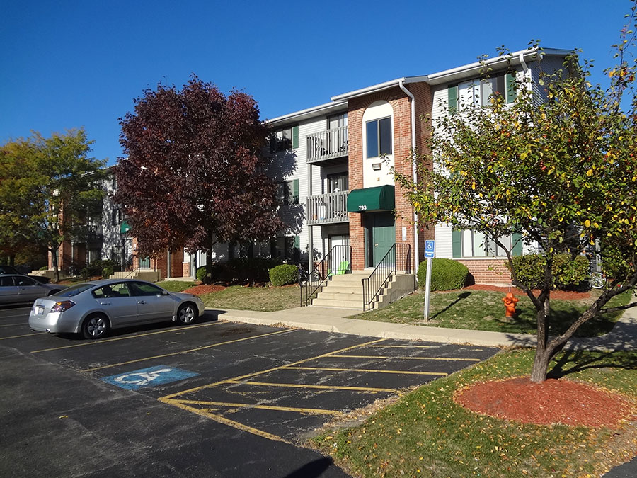 Photo of COUNTRY WOOD APTS at 756 INLAND CIR NAPERVILLE, IL 60563