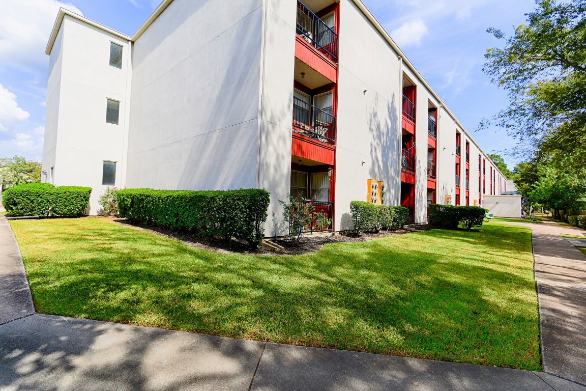 Photo of SEVILLE ROW APTS at 4325 CROW RD BEAUMONT, TX 77706