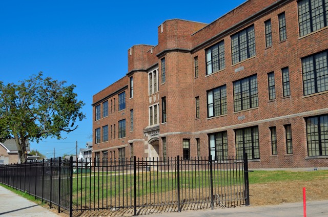 Photo of GLENWOOD SCHOOL PLACE at 810 GRANT ST CHARLESTON, WV 25302