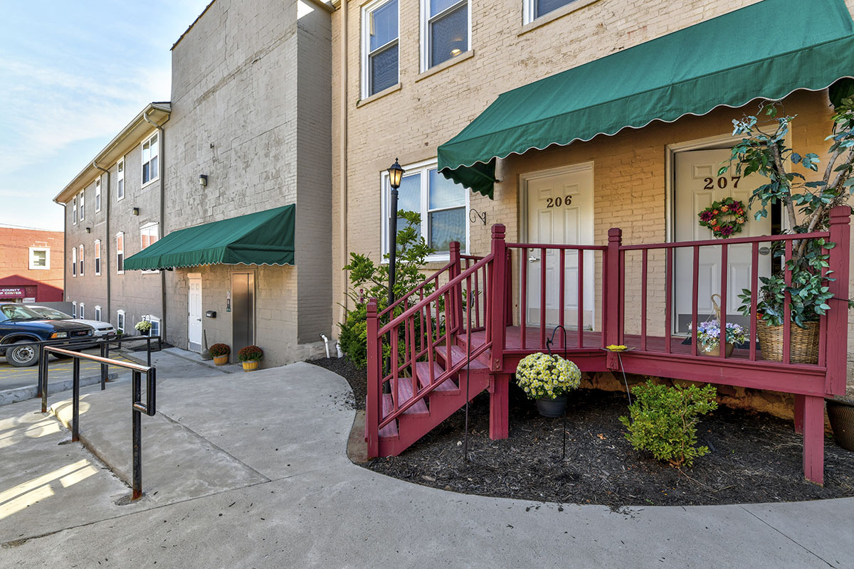 Photo of ST CLAIRSVILLE COURTYARD. Affordable housing located at 173 W MAIN ST ST CLAIRSVILLE, OH 43950